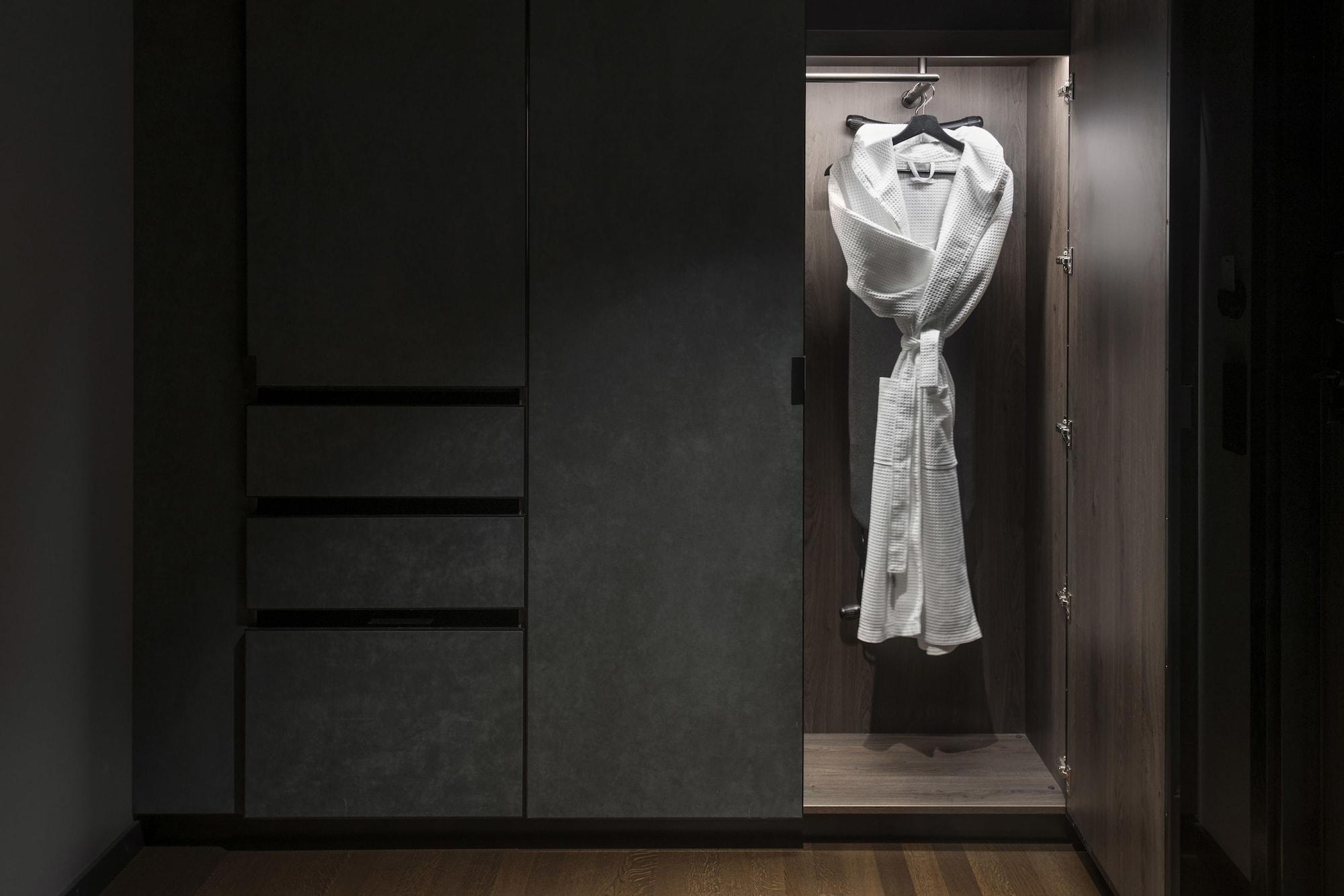 Hotel At Six Stoccolma Esterno foto A bathrobe