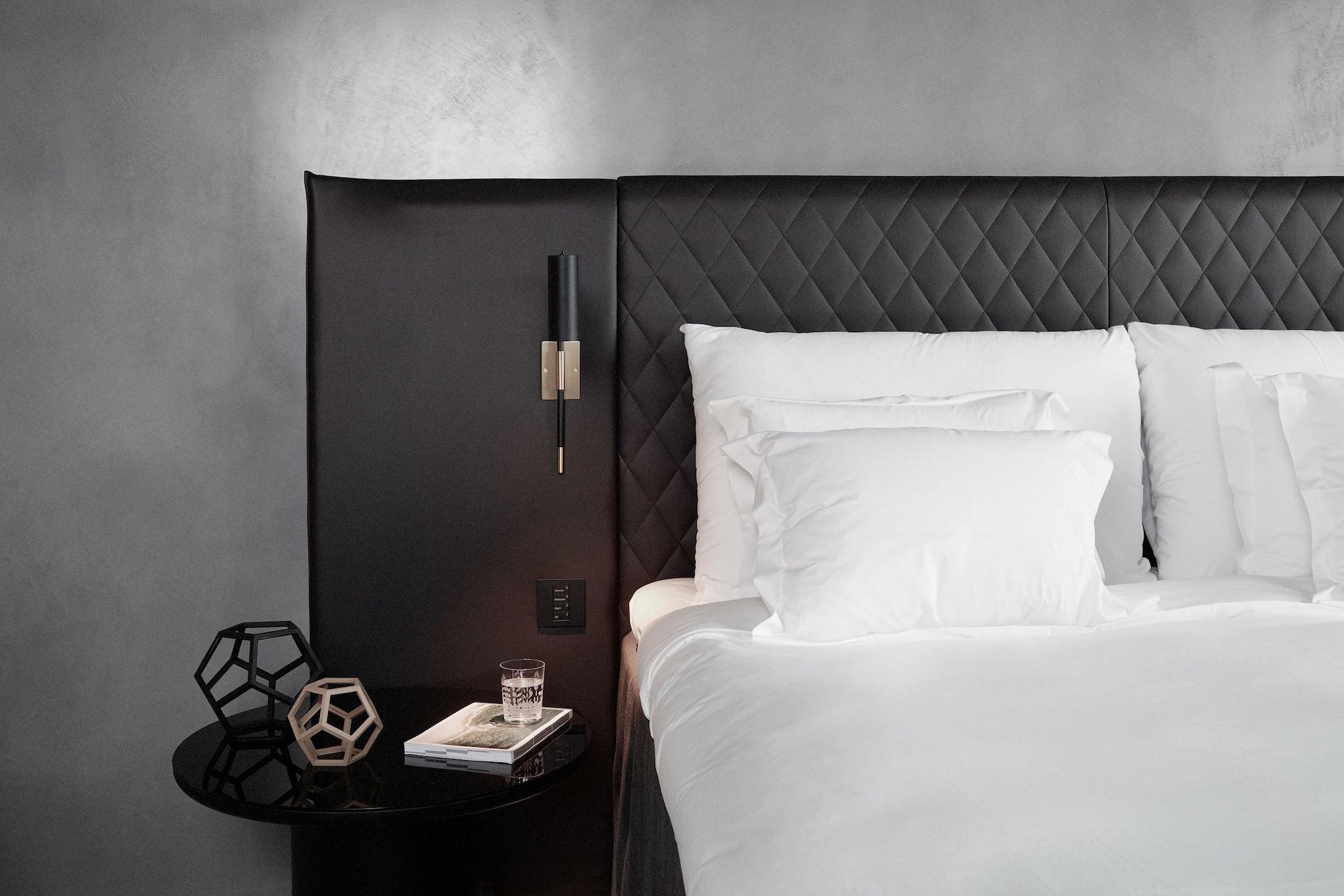 Hotel At Six Stoccolma Esterno foto A bed at the hotel
