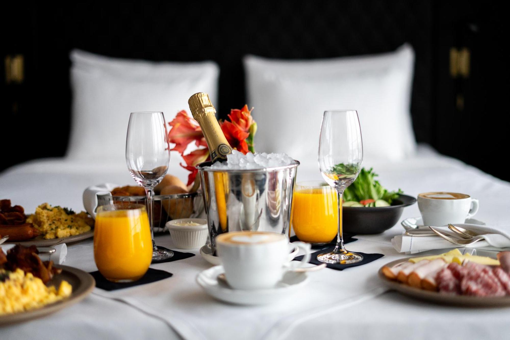 Hotel At Six Stoccolma Esterno foto Room service
