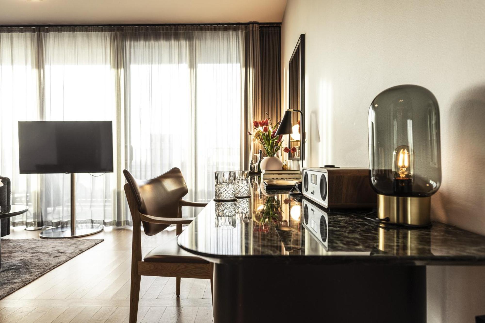 Hotel At Six Stoccolma Esterno foto The table and the chair
