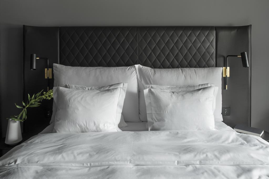 Hotel At Six Stoccolma Esterno foto A bed with pillows