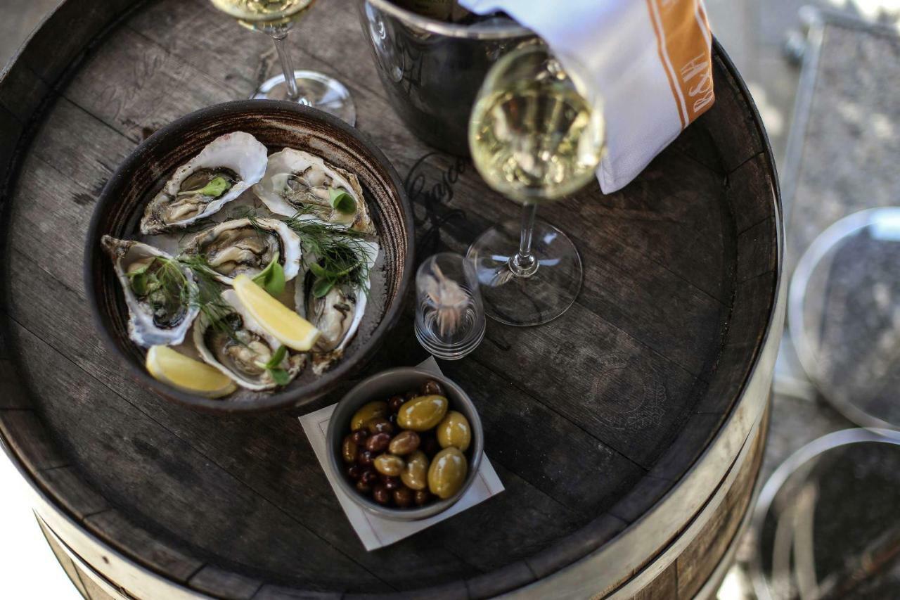 Hotel At Six Stoccolma Esterno foto Oysters and wine